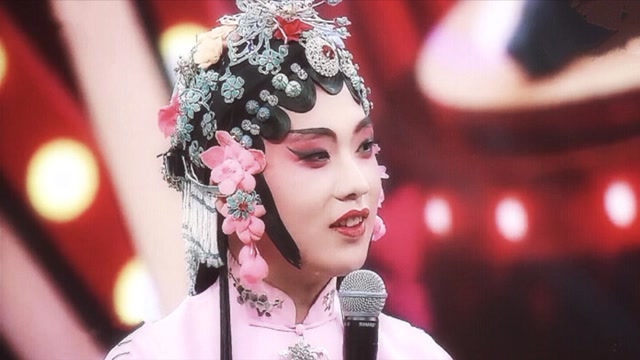 郭麒麟穿女装唱戏惊艳全场,比起女人也毫不逊色,美得不可方物
