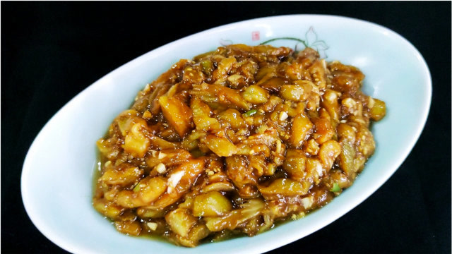 老厨子教你酱茄条这样做,酱香浓郁不下油,一顿能吃五碗大米饭