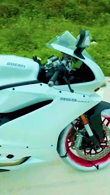 白色的杜卡迪啊,这么漂亮真的合适么