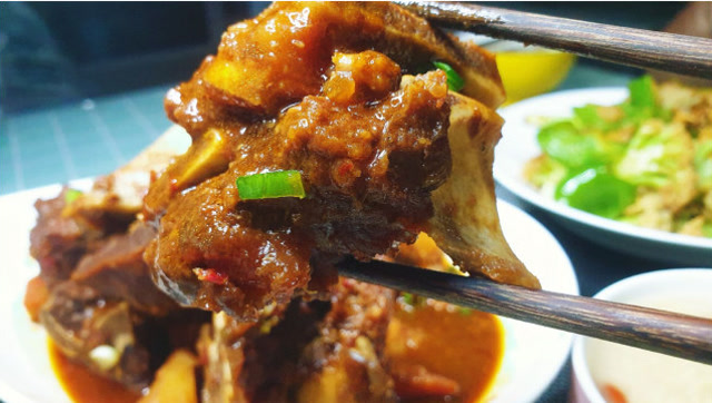 除了酱香牛骨外大家都还喜欢红烧口味牛骨吧,加土豆胡萝卜特下饭