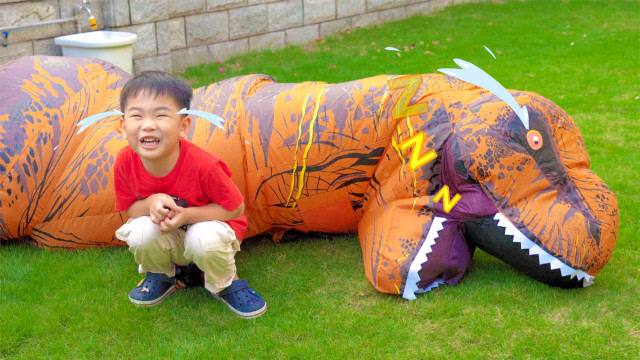 枫枫玩具  大恐龙从电视里爬出来了,枫枫赶紧去找妈妈