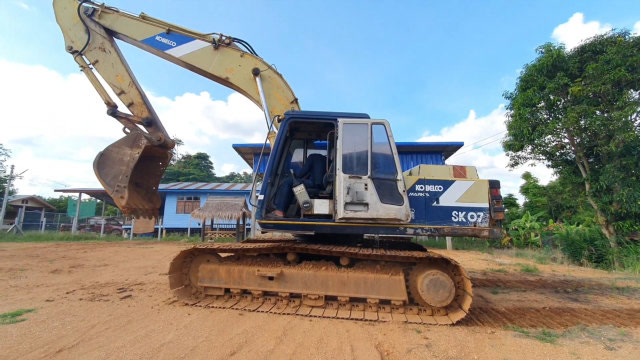 刚修好的神钢挖掘机,先来个原地转圈,看看驱动力如何