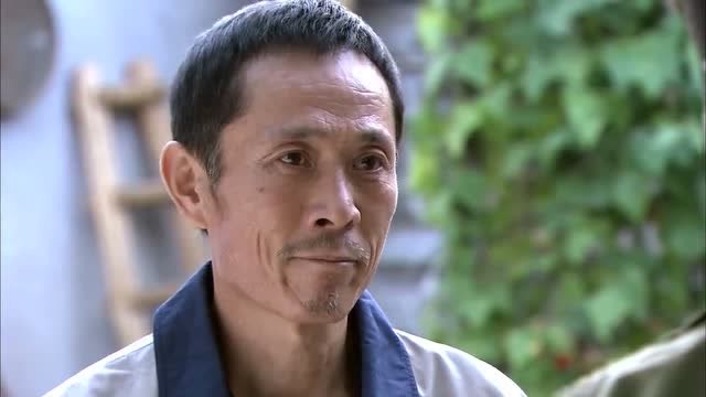 农村小两口把孩子还给亲生父母,不料小伙不乐意了,场面十分尴尬