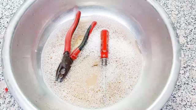 手把手教你自制除锈剂的窍门,学会再也不用花钱买了,很实用!