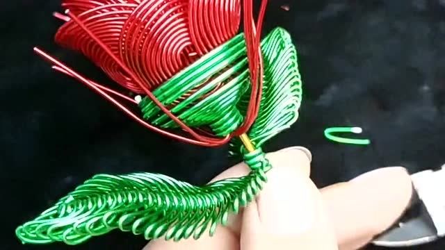 铁丝也能制作玫瑰花,学会这一招撩妹一定成功,这鲜花真有创意!