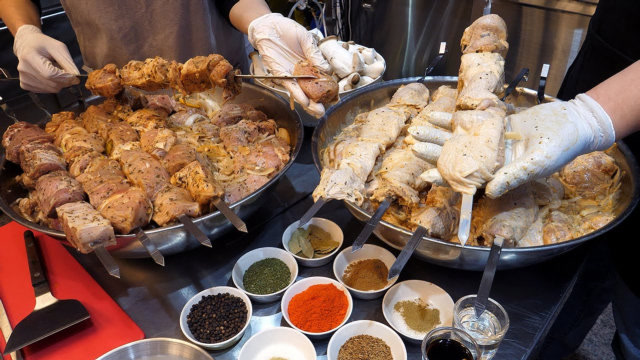 韩国街头超大烤肉串,一串只有3块肉,还要60块钱,顾客却抢着买