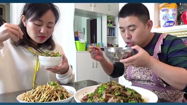 小杨害喜嘴馋折耳根,超小厨体恤老婆辛苦,买10斤凉拌,小杨吃过瘾