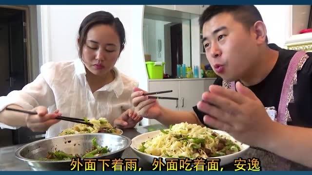 超小厨买变态辣二荆条,辣得小杨说不出话狂喝水,这下小厨罪过大啦