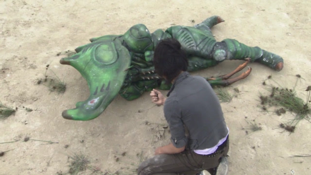 假面骑士甲斗原虫被数名异虫群殴天道和嘎嘎米及时救场却迟了