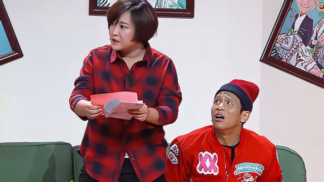 小品:贾玲正在数落儿子,没想到手里拿的假牙竟然是宋小宝的,尴尬了!