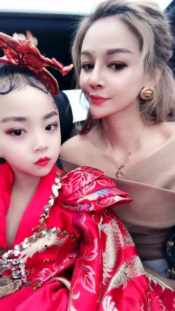 童模焱娃娃,每天都穿的这么时髦,看到妈妈的那一刻明白了!