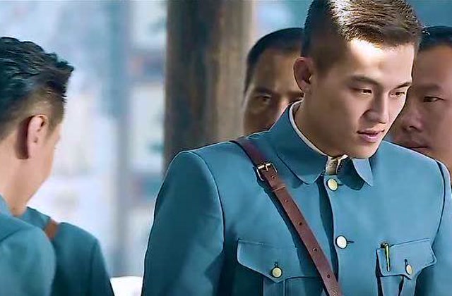 欧豪饰演的叶挺太帅了,属下吃东西不讲规矩,上去就是一顿抽!