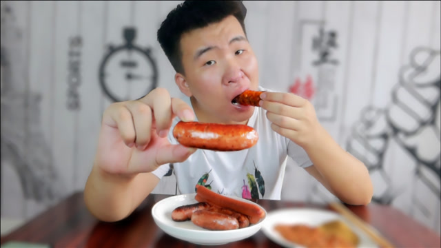 小伙制作街边3块一根的"火山石烤肠",一次性吃到饱,真过瘾