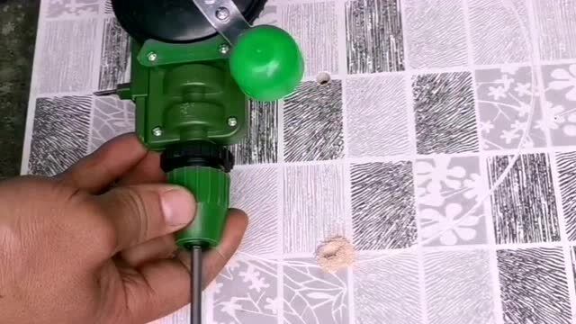 瓷砖上钉钉子固定东西先用瓷砖开孔器打孔然后固定东西钉钉子