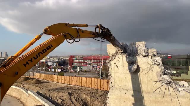 拆除机来拆墙了,效率有点慢