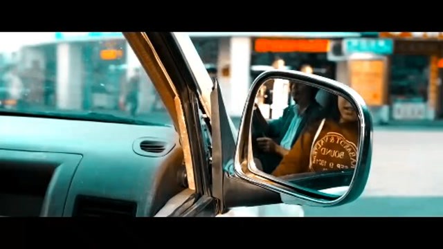 徐峥开车一出门,竟直接遇到交警肖央,这段堪称电影精彩片段