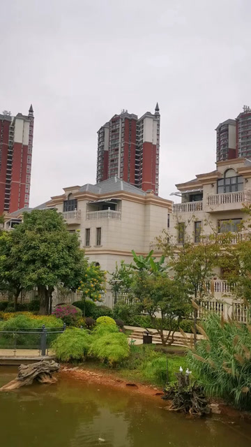 这里是云南文山华宇世外桃源,临湖别墅区真是太美了,我买不起,来看看