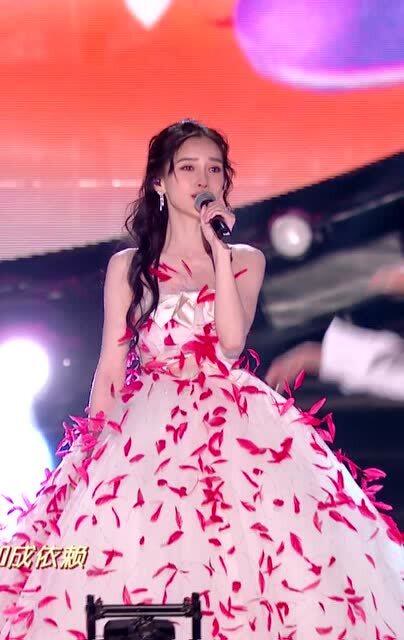 angelababy云端枫叶仙裙好美,唱歌也好温柔!