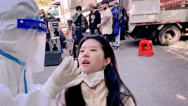 明星何蓝逗做核酸检测表情痛苦成搞笑表情包防疫志愿者估计都笑了