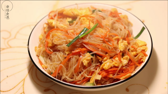 简单下饭的鸡蛋炒粉丝,老少皆宜,一盘菜不到5块钱