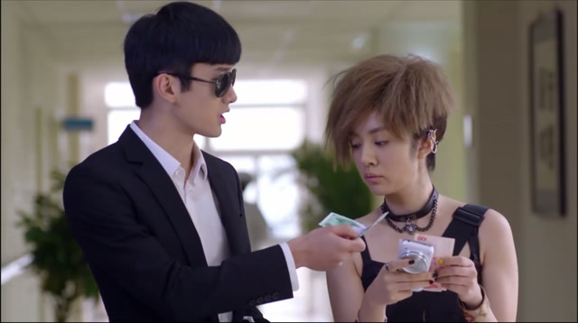 我爱男闺蜜:依依被富二代墨菲撞了,缠着人要赔偿,一看就给了250