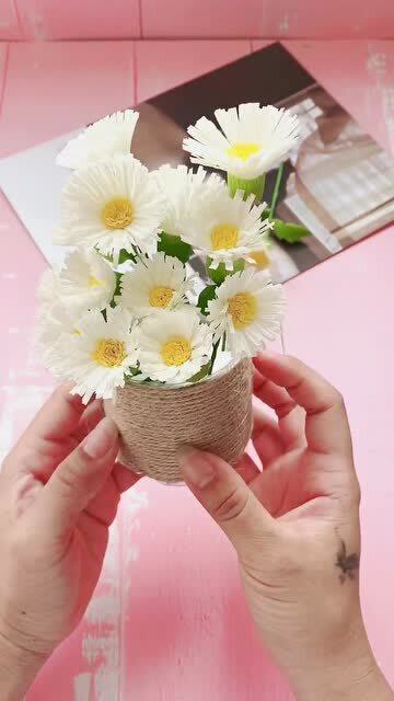 自己动手用皱纹纸做一束洁白美丽的小雏菊,没想到这么好看!
