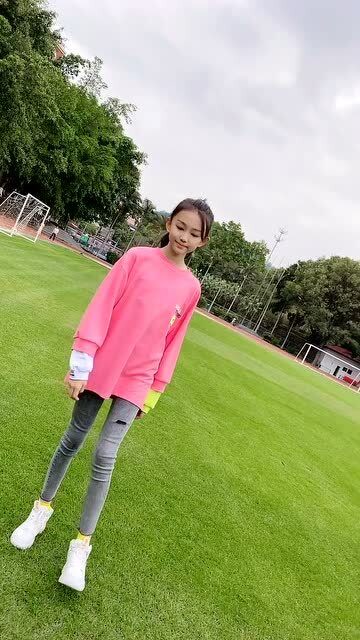 宋小睿边跳边唱《玛尼情歌》,瞧她自信的样子好可爱呀