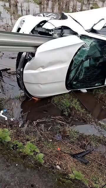 防护栏直插驾驶室,本田思域翻田里太惨了!