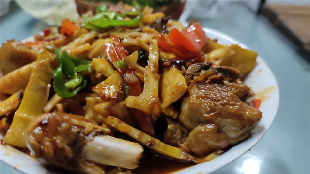 现在正是吃春笋的时候,竹笋烧鸡腿暖胃益气,胃口大开饭都能多吃一碗