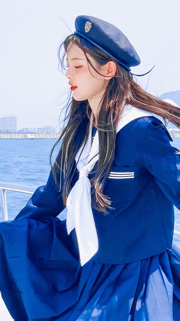 杨超越回眸绝美,一身海军水手服元气满满!