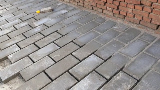 将省钱进行到底,买了水泥砖自己来铺,效果很惊讶哦