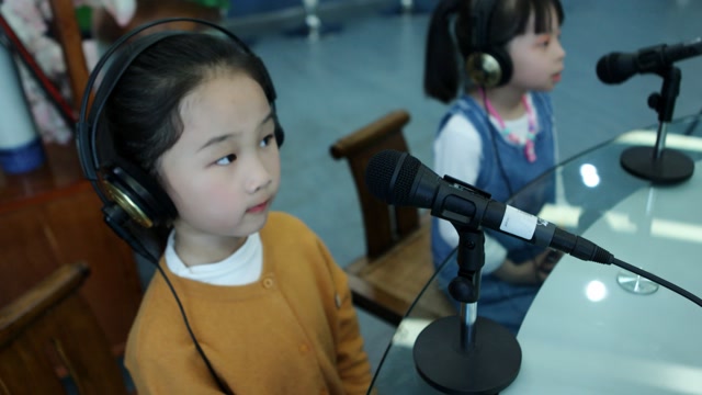 才艺小达人韩佳彤带来朗诵《金色花》