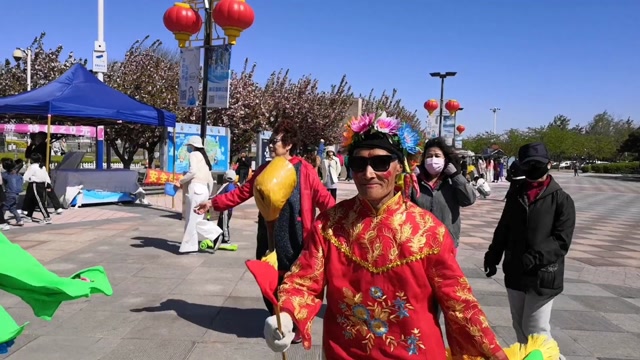 旅游中来到营口鲅鱼圈山海广场,看辽东人扭大秧歌真过瘾