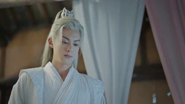 遇龙:尉迟龙炎在阿瑜睡下之后,悄悄地看着阿瑜!