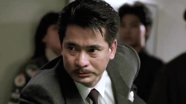 华仔即便是亚洲第一神手,但手被高雄拿刀架着,也没把握拿到枪