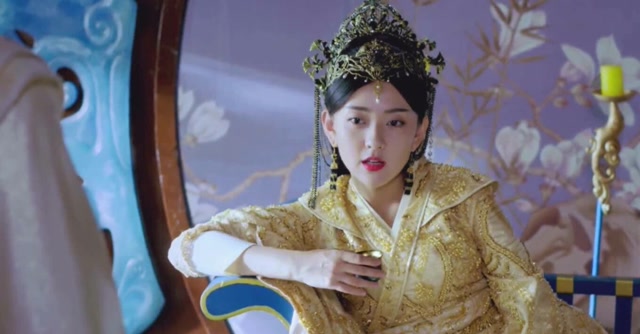 双世宠妃3:女皇趁机握住了墨连城的手,墨连城赶紧甩开了!