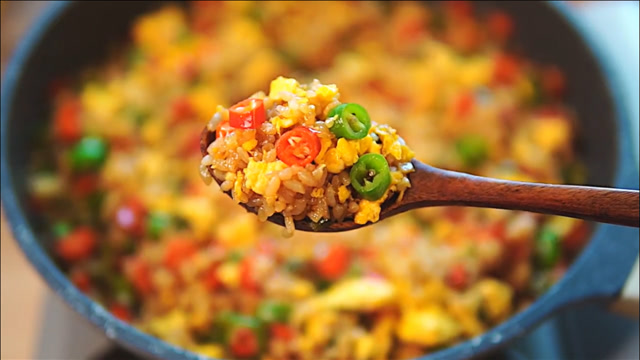辣椒蛋炒饭家常做法,香辣可口简单快捷好吃到添盘