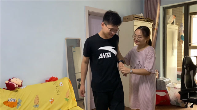 男朋友假装外卖员去女孩家,姑娘素颜穿睡衣,小伙直接把衣服脱了
