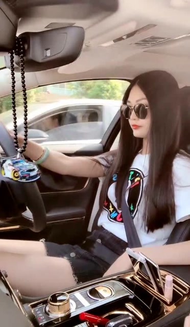 美女戴着墨镜开车的样子好霸气!谁知道这是啥车?