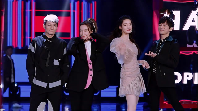 宝藏女孩吴昕越来越自信,和李沁同台比美,气质不相上下