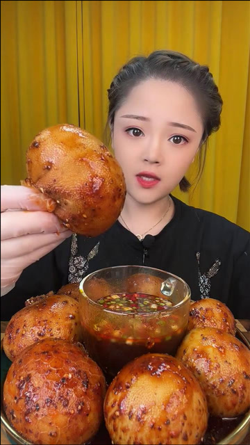 太饿了!美女买了一大盘子羊脑,貌似很不够吃啊!