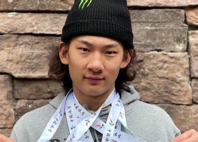 是童星也是天才运动员!17岁中国少年苏翊鸣完成单板滑雪史上超难动作!