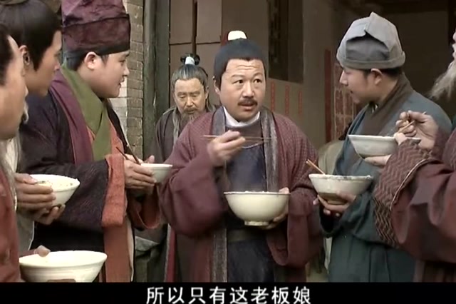 面馆客人跪着吃面,老板娘觉得奇怪,却不知面馆的伙计竟是皇上!