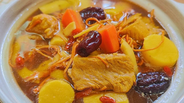 虫草花排骨汤安排起来吧,排骨软烂脱骨,汤鲜味美,营养滋补