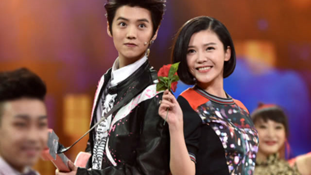 调皮送杨子姗玫瑰 现场派送飞吻粉丝尖叫