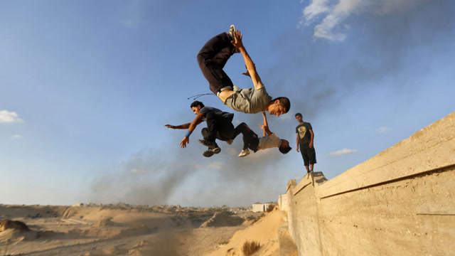 从上帝视角看跑酷!极限运动爱好者挑战人类极限