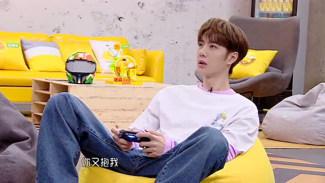 王一博玩游戏超沉浸 全程自言自语