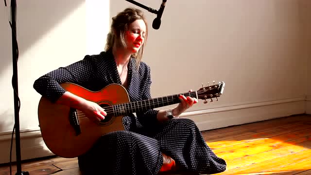 澳洲吉他手,班卓琴手alesa lajana - take my sorrow