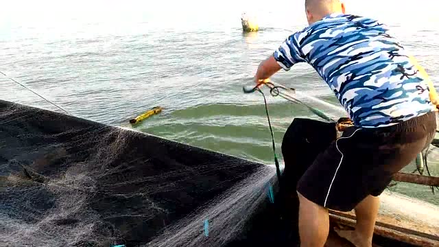 海尾天涯渔家乐出海捕鱼下网