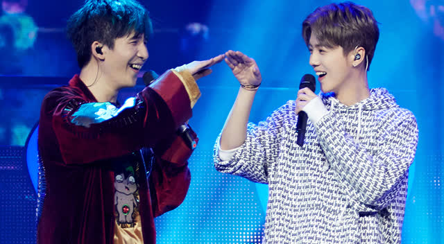 演出现场(中) 鹿晗助阵大张伟演唱会 嗨翻了!合唱《热血燃》